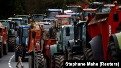 Французькі фермери блокують дорогу N12 своїми тракторами, протистуючи проти податків і зеленого регулювання ЄС. Бретань, Франція, 24 січня 2024 року