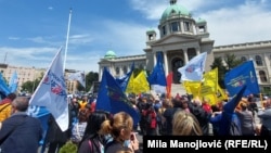 Prosvetni radnici protestuju ispred Skupštine Srbije, Beograd, 16. maj 2024. 