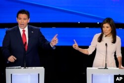 Никки Хейли и Рон Десантис во время дебатов кандидатов в президенты