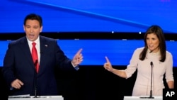 ران دسانتیس و نیکی هیلی (راست)، دو تن از نامزدان حزب جمهوری‌خواه آمریکا در مناظره تازه. این پنجمین مناظره انتخاباتی این دوره در این حزب بود