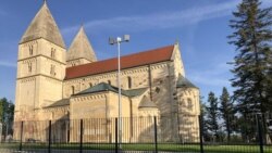 A felújítás részeként bekerítették a templomkertet, ennek nem mindenki örült a településen. A kapu ugyanis csak látogatási időben és a misék alatt van nyitva, míg korábban a helyiek szabadon látogathatták a kertet