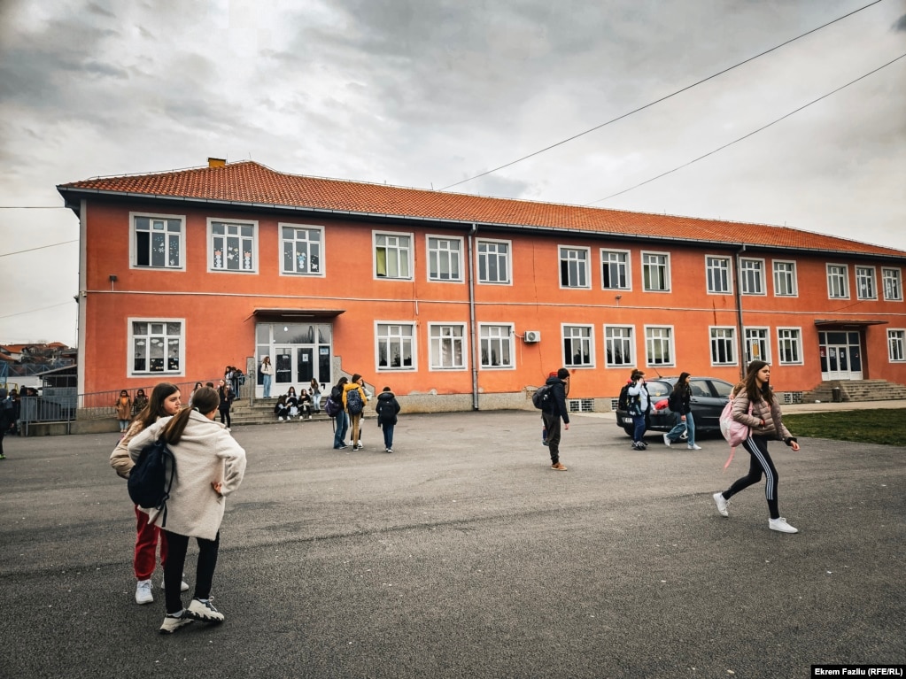 Shkolla e sistemit paralel të Serbisë “Mbreti Millutin” në Graçanicë.