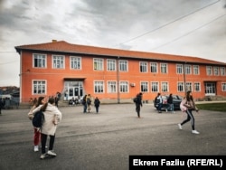 Osnovna škola "Kralj Milutin" u Gračanici koja radi u sistemu Srbije.