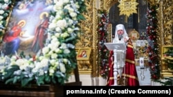 Kreu i Kishës Ortodokse të Ukrainës, Mitropoliti Epiphanius I, gjatë meshës së Krishtlindjes, në Kiev të Ukrainës, më 24 dhjetor 2023.