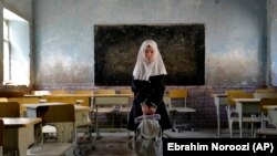 یک دانش آموز دختر در یکی از مکاتب افغانستان 