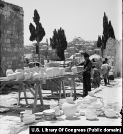 A Sziklamecset-műhely kézművesei kerámiát szárítanak Jeruzsálemben a húszas évek elején. A vállalat egyike volt annak a két cégnek, amelyet a britek által Palesztinába hurcolt örmények alapítottak