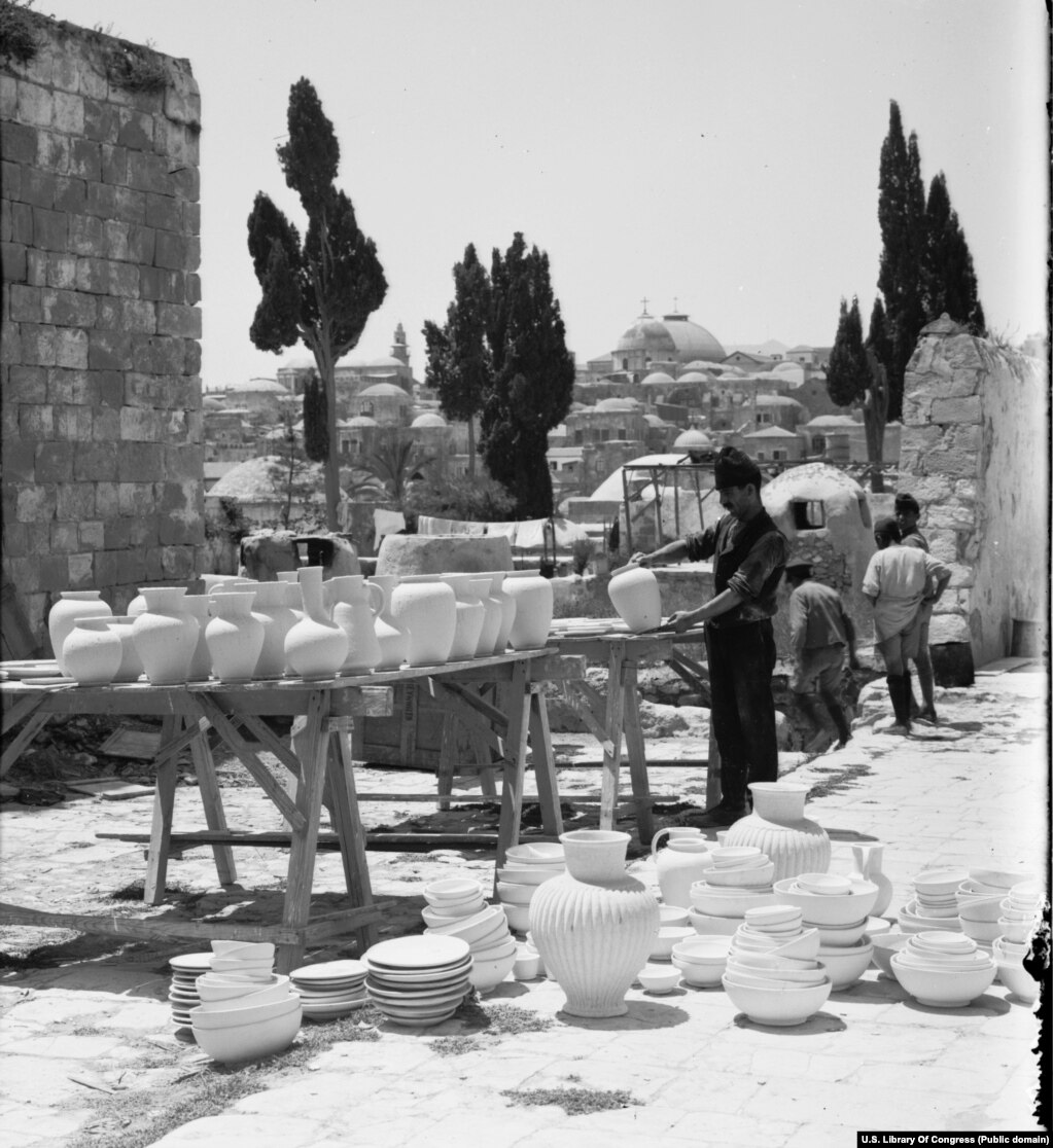 Artizanët nga punishtja Dome of the Rock Tilles duke tharë qeramikë në Jerusalem në fillim të viteve 1920. Kompania ishte një nga dy të tilla të krijuara nga armenët etnikë që u sollën në Palestinë nga britanikët.
