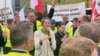 Győri Enikő, a Fidesz európai parlamenti képviselője tüntető gazdákkal beszél Brüsszelben 2023. május 24-én