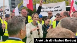 Győri Enikő, a Fidesz európai parlamenti képviselője tüntető gazdákkal beszél Brüsszelben 2023. május 24-én
