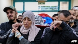 Палестинци носят тялото на своя убит син в бежанския лагер Тулкарем на 9 януари