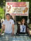 В числе нарушений, на которые указывают наблюдатели, раздача маек с логотипом партии и бесплатного мороженого детям во время празднования Дня Победы