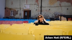 Gynesh Veshall, e ulur në ambientet e teatrit Nexhip Menekshe në Prizren.
