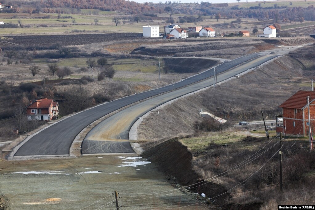  Krijimi i sistemit  të integruar për transportin rrugor mundëson lidhje më të mirë dhe më të shpejtë mes rajoneve brenda vendit dhe jashtë saj, thuhet në Programin e Qeverisë së Kosovës 2021-2025.  