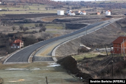 &nbsp;Krijimi i sistemit &nbsp;të integruar për transportin rrugor mundëson lidhje më të mirë dhe më të shpejtë mes rajoneve brenda vendit dhe jashtë saj, thuhet në Programin e Qeverisë së Kosovës 2021-2025. &nbsp;