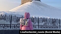 Башкырстанда митингге чыккан Алсыновдун тарапташы. Көп өтпөй аны да полиция кармап кеткени маалым болду. 19-январь, 2024-жыл. 