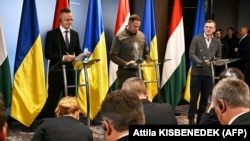 Справа наліво: міністр закордонних справ України Дмитро Кулеба, керівник Офісу президента України Андрій Єрмак і міністр закордонних справ Угорщини Петер Сійярто під час пресконференції. Закарапаття, 29 січня 2024 року