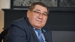 Qazaqstan parlamenti mäjilisiniñ deputatı Ermwrat Bapi Azattıqqa swhbat berip otır. Astana, 27 aqpan, 2024 jıl.