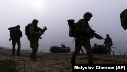 Украинские военнослужащие на берегу Днепра в Херсонской области, 15 октября 2023 года
