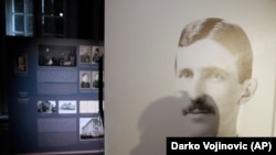 Nikola Tesla posmatra publiku sa postera u muzeju njegove zaostavštine u Beogradu (fotografija iz marta 2019.).