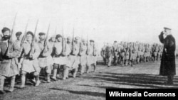 Колчак принимает парад. Близ Тобольска, сентябрь-октябрь 1919 года
