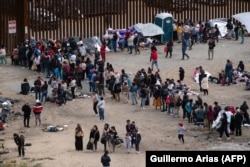 На границе США и Мексики ожидается увеличение потока мигрантов. Правительство США официально прекращает действие строгого протокола, введенного во время президентства Дональда Трампа для отказа во въезде мигрантам и высылки просителей убежища.