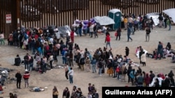 АКШ-Мексика чек арасындагы өткөрмө бекеттен өтүүгө ниеттенип кезекте турган мигранттар. 10-май, 2023-жыл.