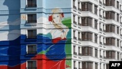 Новозбудований житловий будинок в окупованому Маріуполі із зображенням дівчини у сукні, розфарбованій у кольори російського прапора, 16 серпня 2023 рік