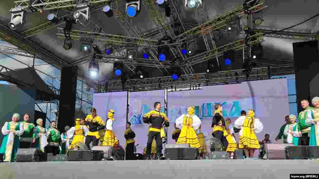 Много выступлений на фестивале было от так называемых народных коллективов из регионов соседней России