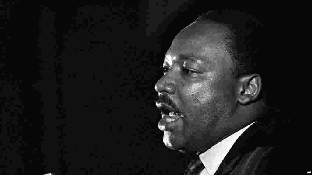 &ldquo;Nuk e di çfarë do të ndodhë tani. Kemi ditë të vështira përpara nesh. Mirëpo nuk ka rëndësi, sepse e kam prekur majën e malit&rdquo;. Në foto: Martin Luther King Jr. në Tempullin Mason në Memfis, Tenesi të SHBA-së. Më 3 prill 1968. Ky ka qenë predikimi i fundit i priftit baptist, deklaratat e të cilit e kanë ndryshuar historinë.