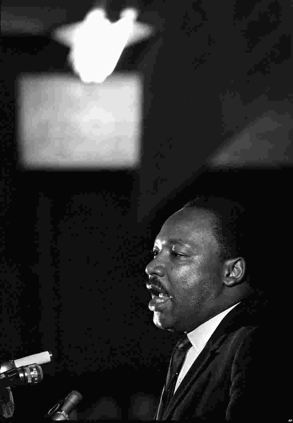 &quot;Ne znam šta će se sada dogoditi. Pred nama su neki teški dani. Ali zapravo nema veze, jer bio sam na vrhu planine.&quot; (na fotografiji,&nbsp;Martin Luther King mlađi u hramu Mason u Memphisu, Tennessee, SAD, 3. april 1968.) Bila je to posljednja propovijed baptističkog svećenika čije su poruke promijenile historiju.