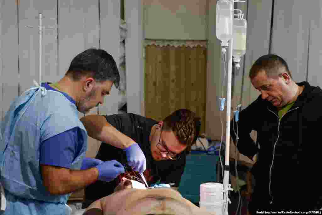 Медики обробляють рану на обличчі молодого військового на одному із стабпунктів. Донеччина, жовтень 2023 року