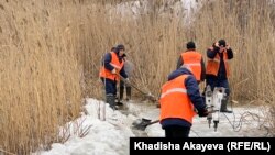 Рабочие чистят арыки во время паводков. Семей, Абайская область, 11 марта 2024 года