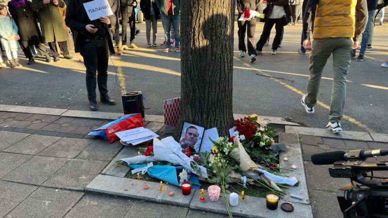 Cveće za Navaljnog na skupu ispred Ambasade Rusije u Beogradu
