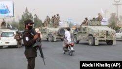 افراد طالبان در روی چاده ها برای تامین امنیت گشت زنی می کنند
