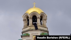 Над патриаршеската катедрала „Св. Александър Невски“ са спуснати черни траурни знамена, 14 март 2024 г.