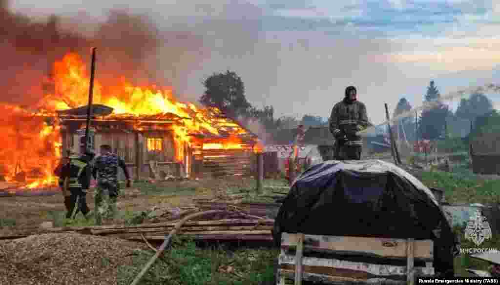 Houses burn in Shaidurikha village on July 12 amid wildfires in the Sverdlovsk region. Dozens of houses were destroyed and one pensioner reportedly died in the disaster.&nbsp;