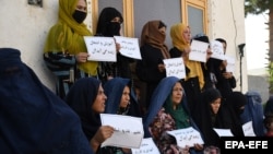 تصویر آرشیف: تعدادی از زنان معترض 
