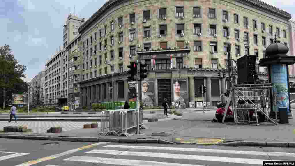 Мобилни тоалети, видео бим и огради во Историскиот музеј на Србија во центарот на Белград.