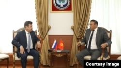 Посол России в Кыргызстане Сергей Вакунов и замминистра иностранных дел Кыргызстана Алмаз Имангазиев.