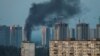 Fumul se ridică dintr-o clădire din Kiev în urma bombardării capitalei de către Rusia cu rachete și drone pe 18 mai.