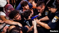 Përleshje mes protestuesve dhe policisë gjatë protestave kundër reformave në gjyqësor në Izrael. 24 korrik, 2023.