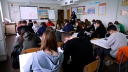 În funcție de gravitatea faptei sau de gradul de vinovăție, elevii care vor comite abateri la școală ar putea fi sancționați cu observație, mustrare, suspendare temporară sau exmatriculare.