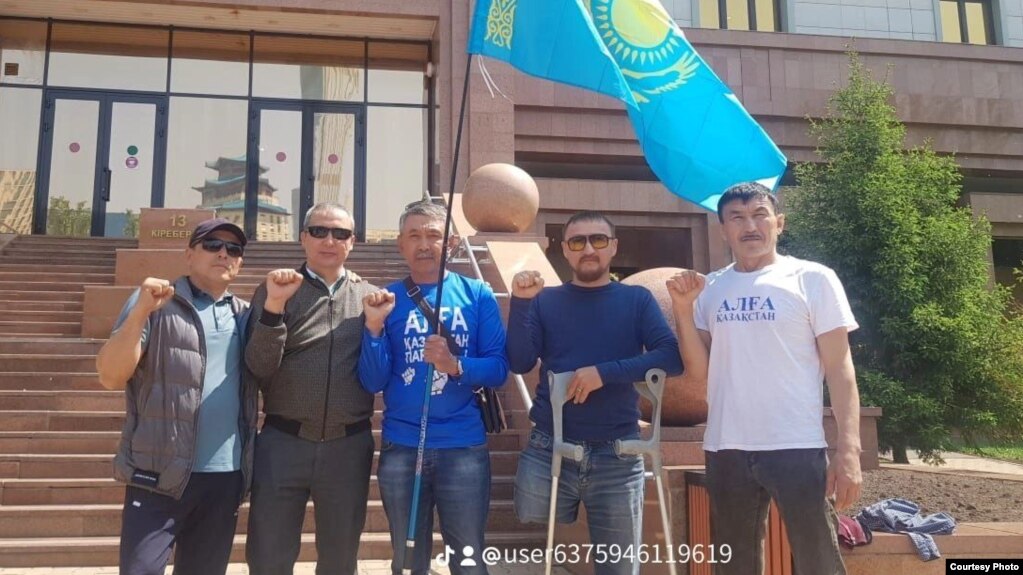 Сейтжана Джомартов (второй справа) с соратниками из группы по созданию оппозиционной партии "Алга, Казахстан!"