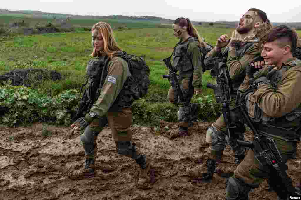 Anëtarët e Brigadës së Kërkimit dhe Shpëtimit të Izraelit gjatë një marshi intensiv, pas të cilit pajisen me beretat e tyre të brigadës, në Latrun, Izrael, më 1 shkurt 2024.