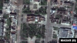 Супутниковий знімок Бахмуту, на якому видно пошкоджений міський театр і магазини, 15 травня 2023 року
