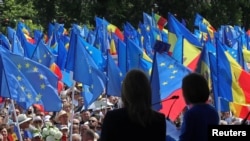Роберта Метсола жана Майя Санду митингге чыккандардын алдында сүйлөп жатышат. 21-май, 2023-жыл, Кишинев. 