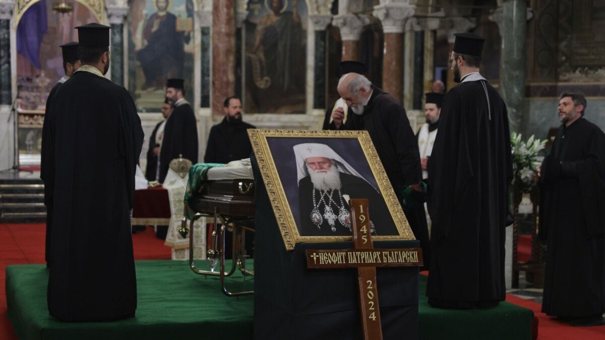 Тленните останки на патриарх Неофит бяха изложени за поклонение в