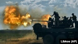 Українські військові ведуть вогонь біля Бахмута, 15 травня 2023 року