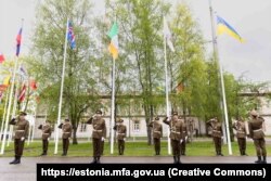 Церемонія підняття прапорів нових країн-учасниць CCDCOE. Таллінн, 16 травня 2023 року