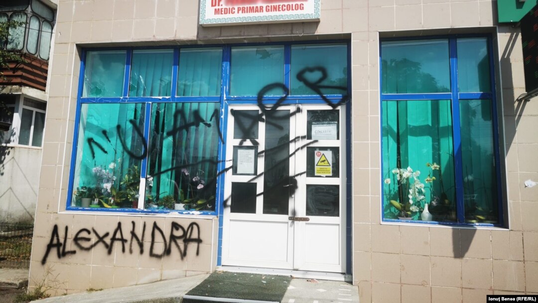 Cabinetul medical a fost vandalizat în noaptea de miercuri spre joi. În partea din față a acestuia a fost scris mesajul „Nu am aer”, în timp ce ferestrele din lateral au fost sparte. 